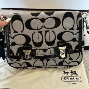 BRAND NEW Coach classic crossbody purse.